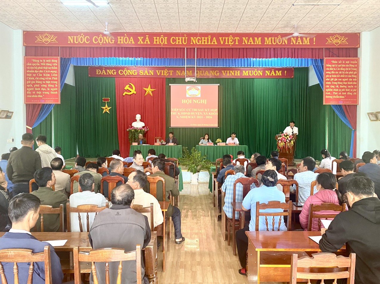 ảnh tiếp xúc cử tri sau kỳ họp thứ 6